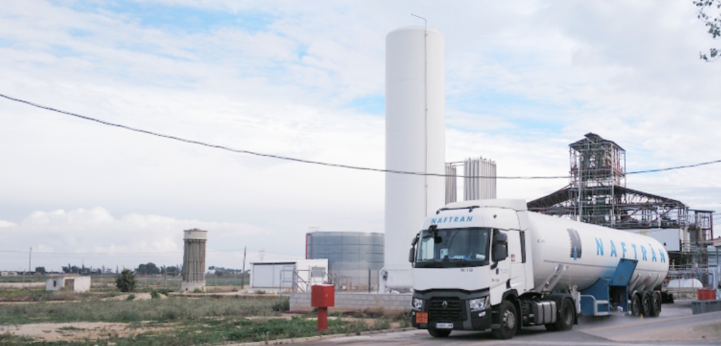 Foto de un camión de transporte de GNL de Naftrán.
