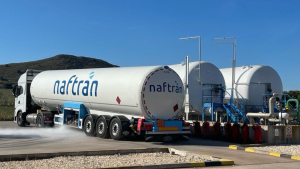 En Naftrán, empleamos camiones propulsados con GNL
